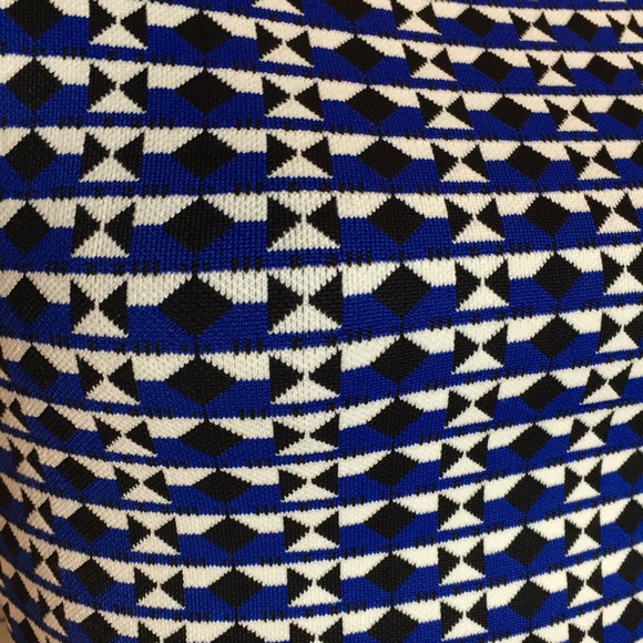 BCBGMAXAZRIA PRINT STRETCH HEVRE TYPE PEPLUM TOP - Picture 3 of 7